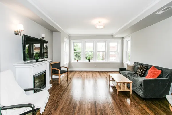 $1,900 | 5317 West Montrose Avenue, Unit 2, Chicago, IL 60641