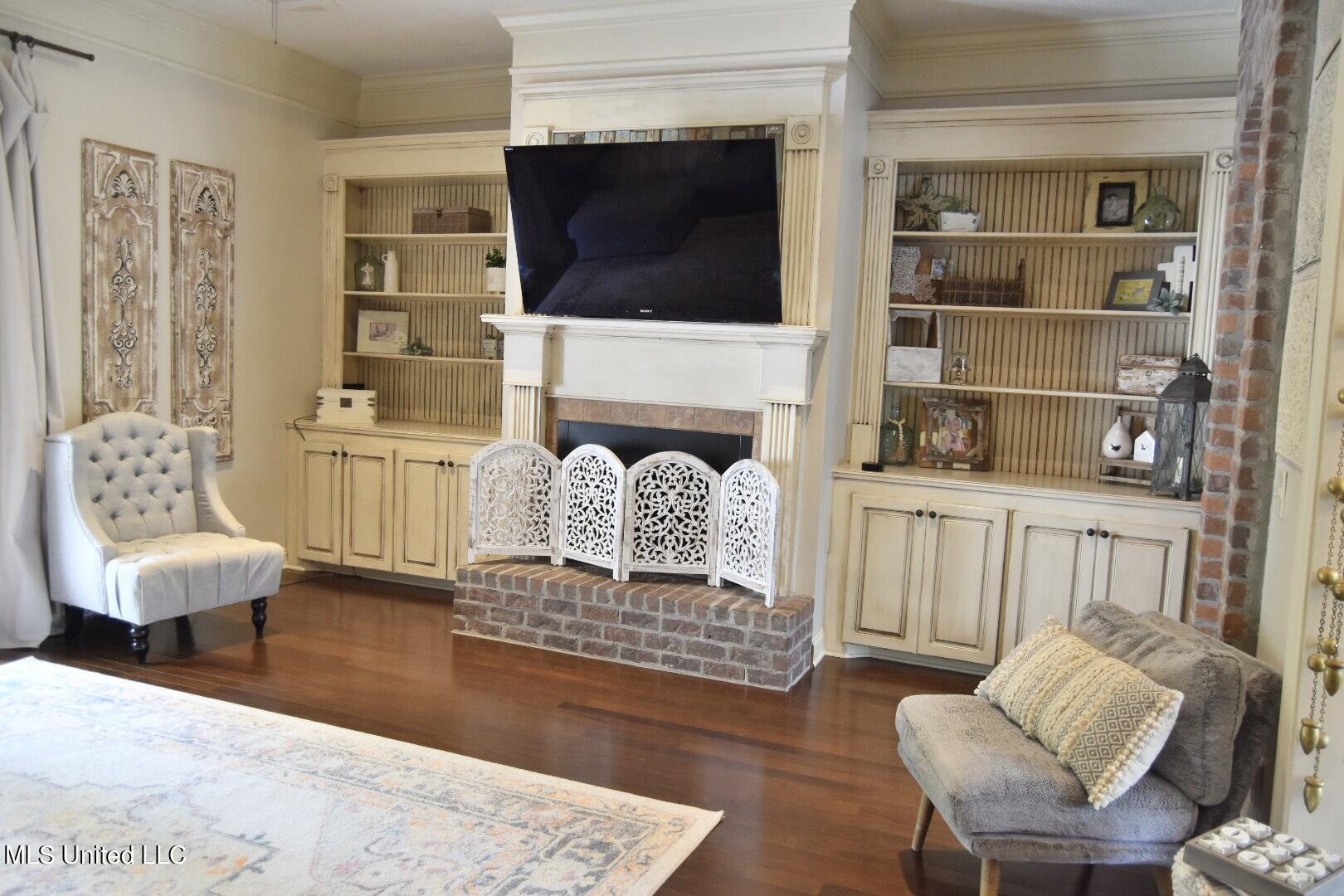 547 Turtle Lane Brandon, MS 39047 - Photo 15 of 45 Living Built Ins