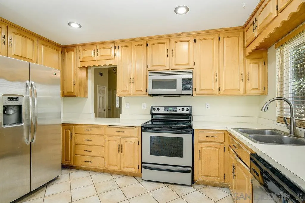 10008 Ledgeside Street Spring Valley, CA 91977 - Photo 9 of 27 Gallery Image 9
