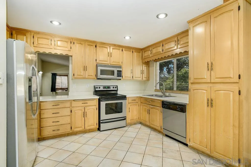 10008 Ledgeside Street Spring Valley, CA 91977 - Photo 10 of 27 Gallery Image 10
