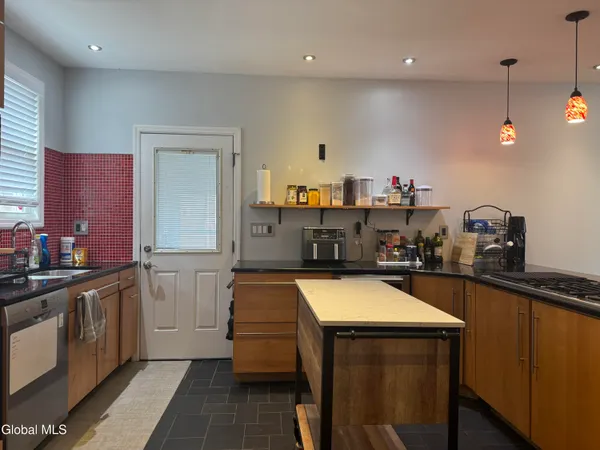 $2,700 | 186 South Allen Street, Albany, NY 12208