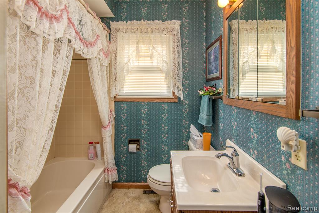 3609 Center Road Flint, MI 48506 - Photo 15 of 32