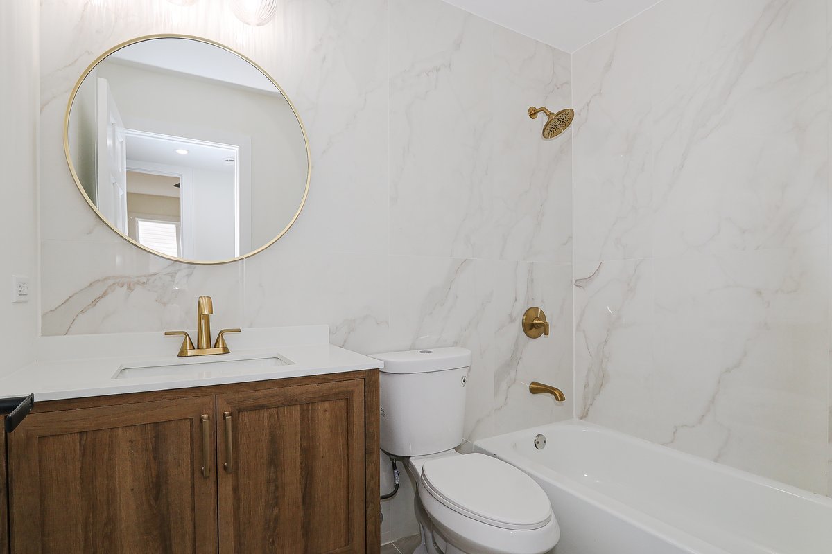 464 Winterwood Drive Roselle, IL 60172 - Photo 21 of 39 a bathroom with a sink a toilet and a mirror