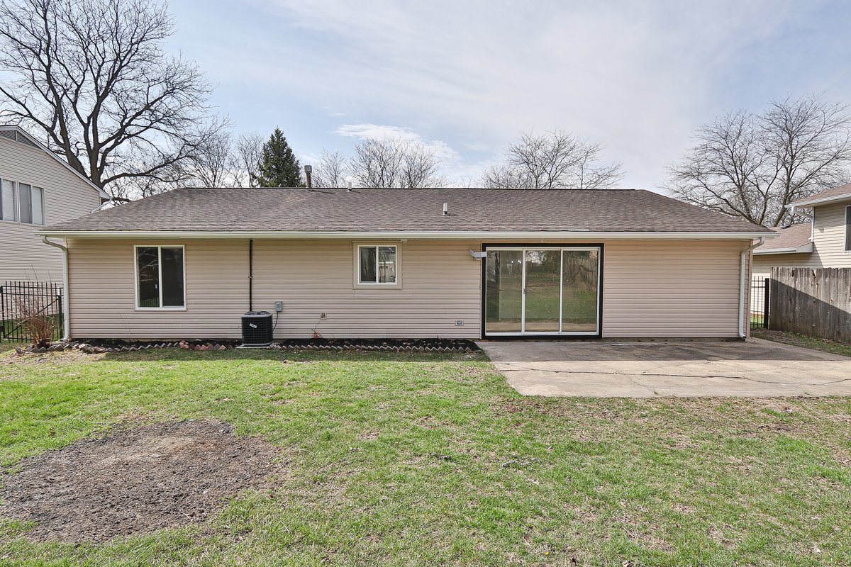464 Winterwood Drive Roselle, IL 60172 - Photo 26 of 39 a view of a backyard of the house