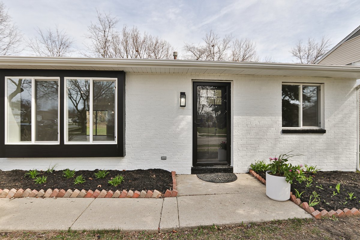 464 Winterwood Drive Roselle, IL 60172 - Photo 28 of 39 a front view of a house