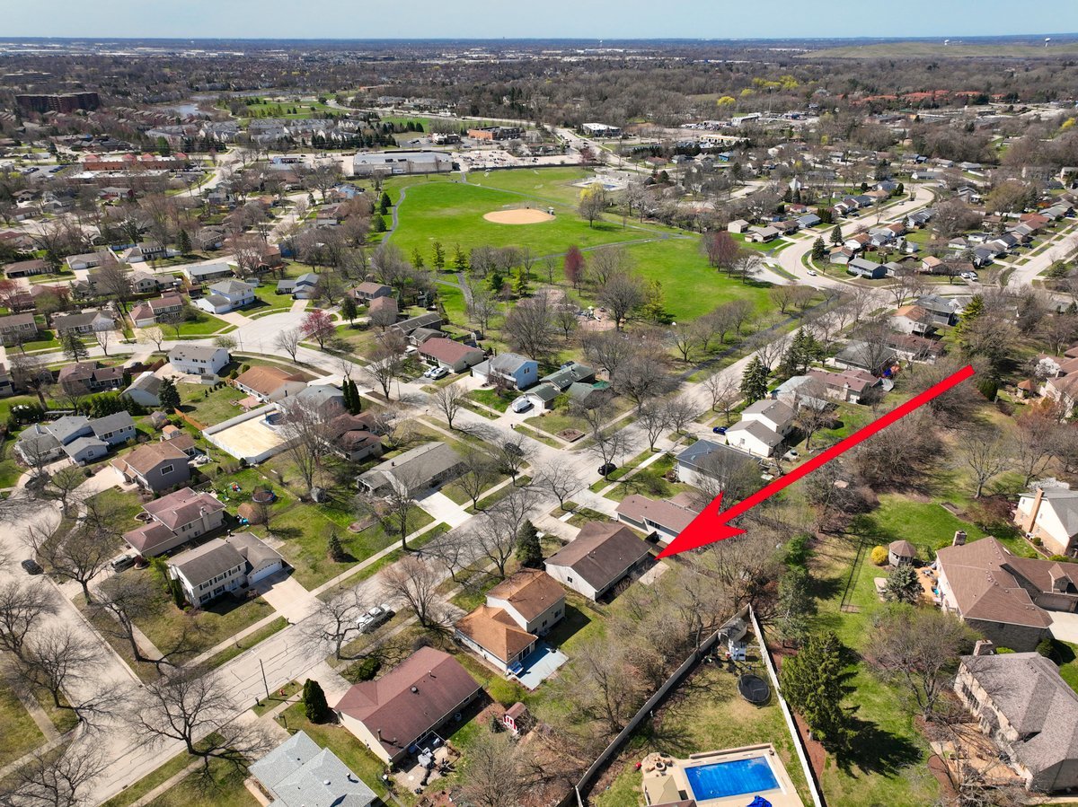 464 Winterwood Drive Roselle, IL 60172 - Photo 33 of 39 an aerial view of a houses with a swimming pool