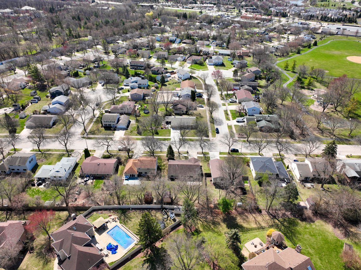 464 Winterwood Drive Roselle, IL 60172 - Photo 34 of 39 an aerial view of a city