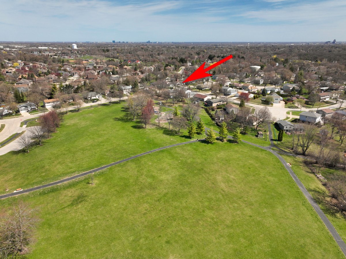 464 Winterwood Drive Roselle, IL 60172 - Photo 35 of 39 an aerial view of residential houses with outdoor space