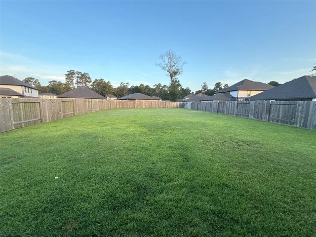 a view of a back yard