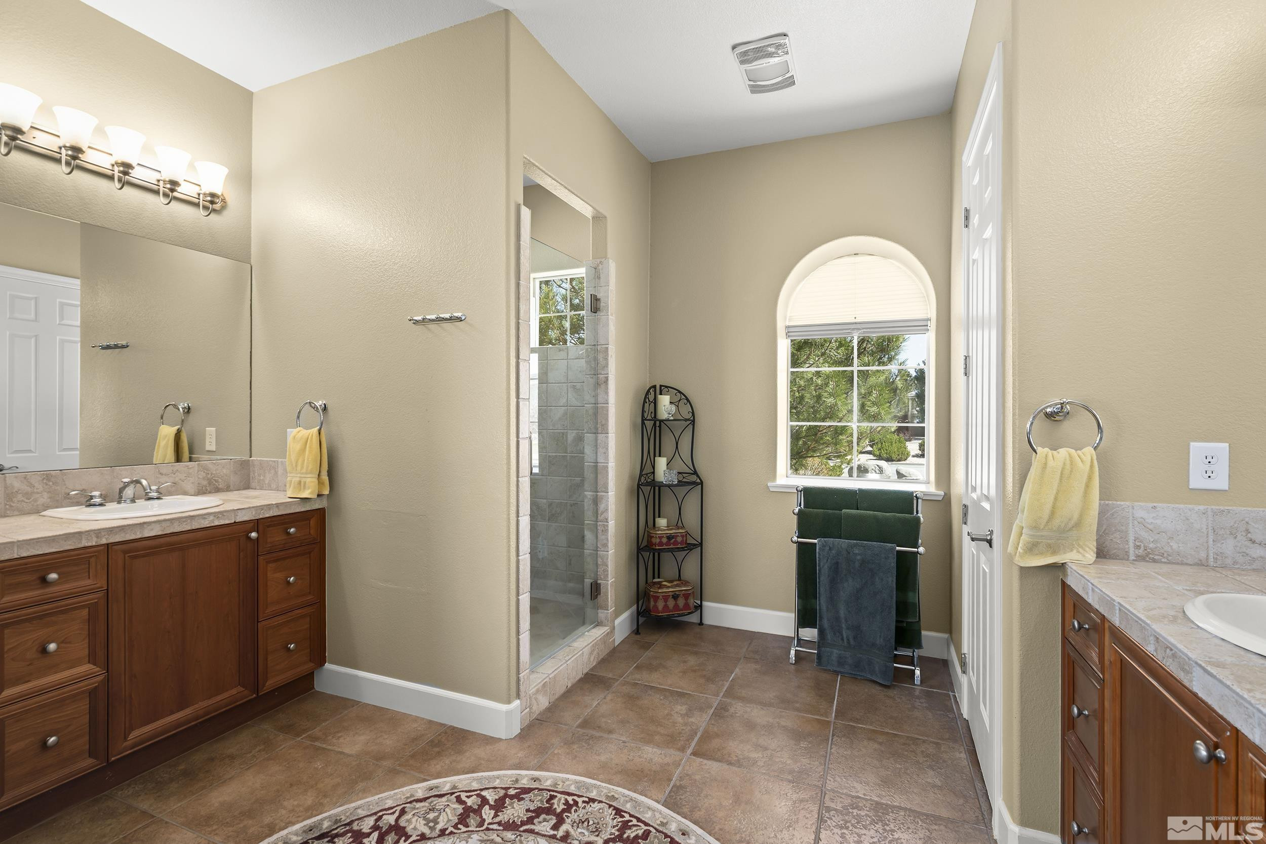 15300 Redmond Loop Reno, NV 89511 - Photo 20 of 35 a view of bathroom with dual sinks