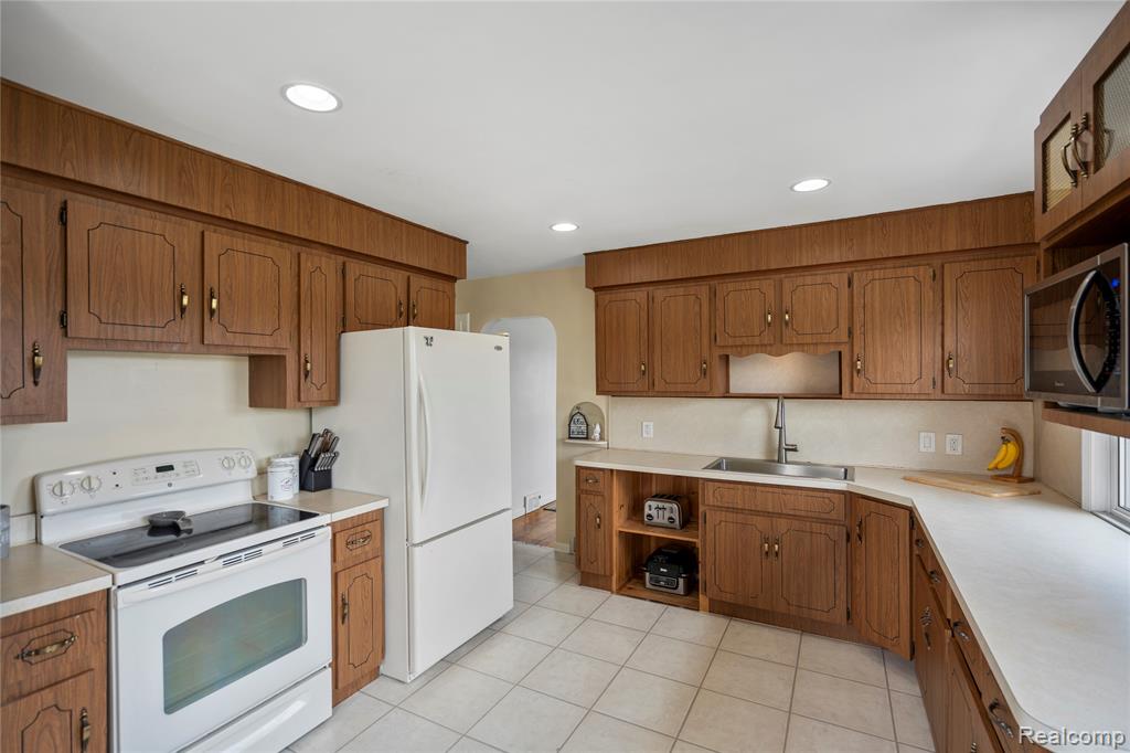 48425 Romeo Plank Road Macomb, MI 48044 - Photo 9 of 31