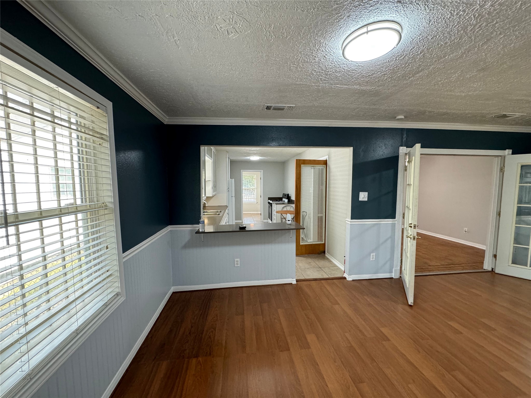 125 Pomeroy Street Pasadena, TX 77506 - Photo 7 of 19 a view of a hallway with wooden floor and windows