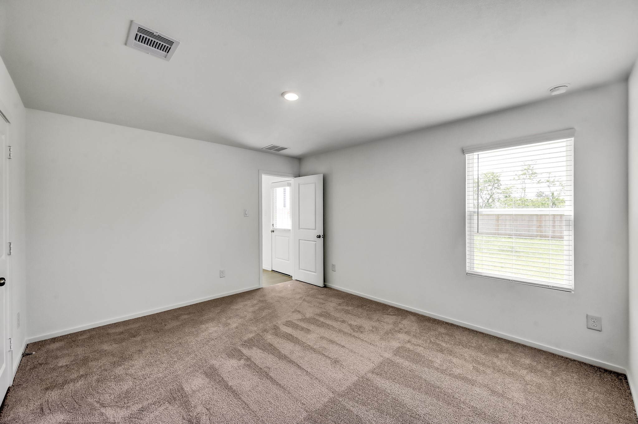 29635 Knollwood Bay Road Waller, TX 77484 - Photo 23 of 39 an empty room with windows
