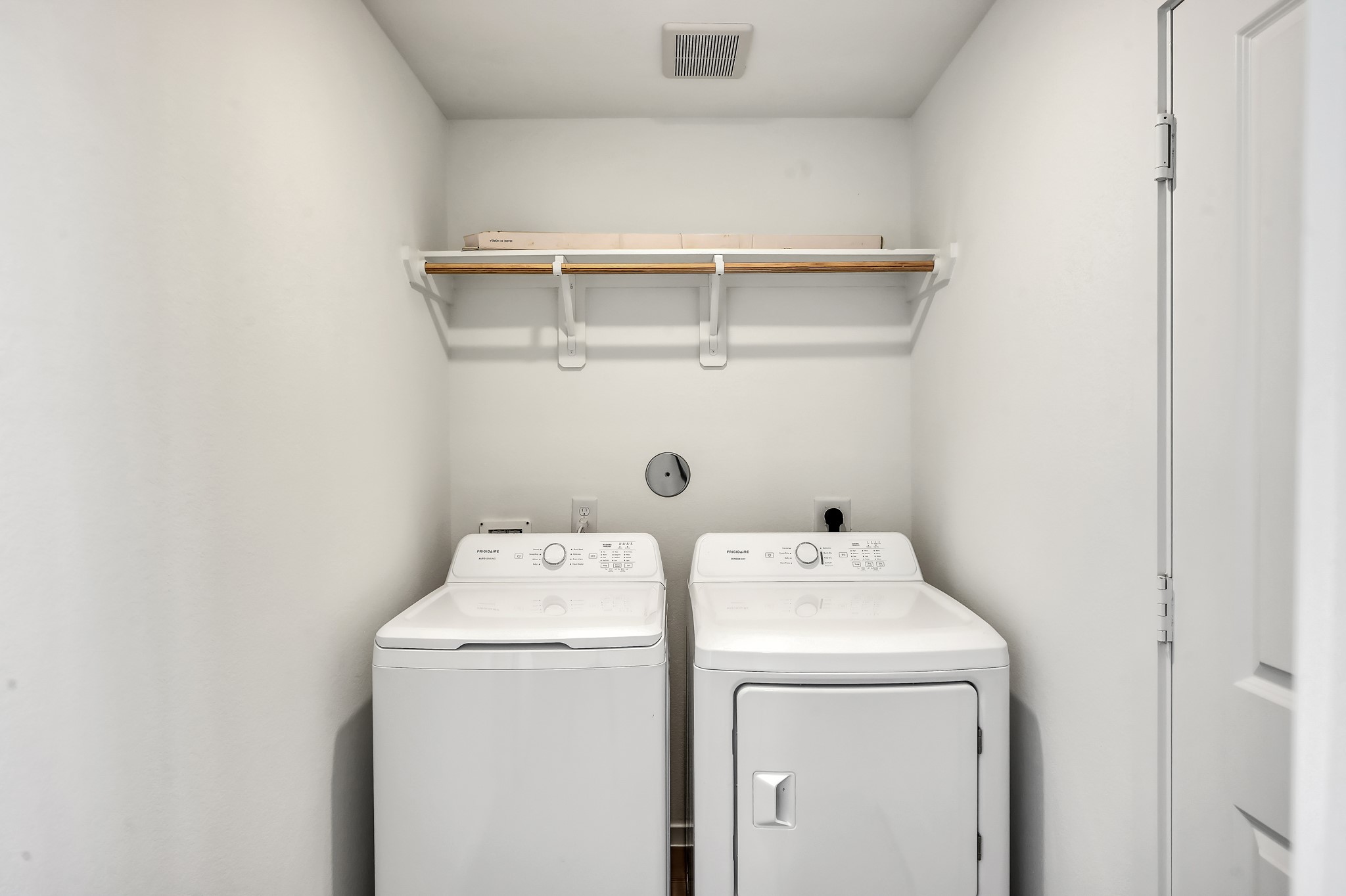 29635 Knollwood Bay Road Waller, TX 77484 - Photo 28 of 39 a utility room with dryer and washer
