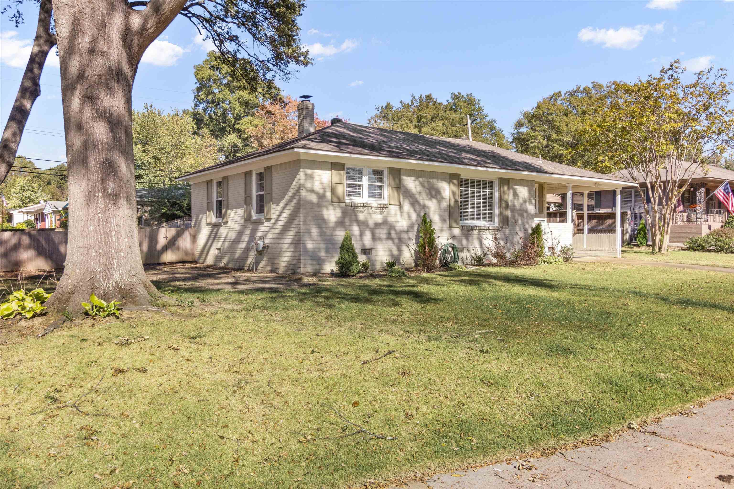 5022 Sea Isle Road Memphis, TN 38117 - Photo 2 of 28 a front view of a house with garden