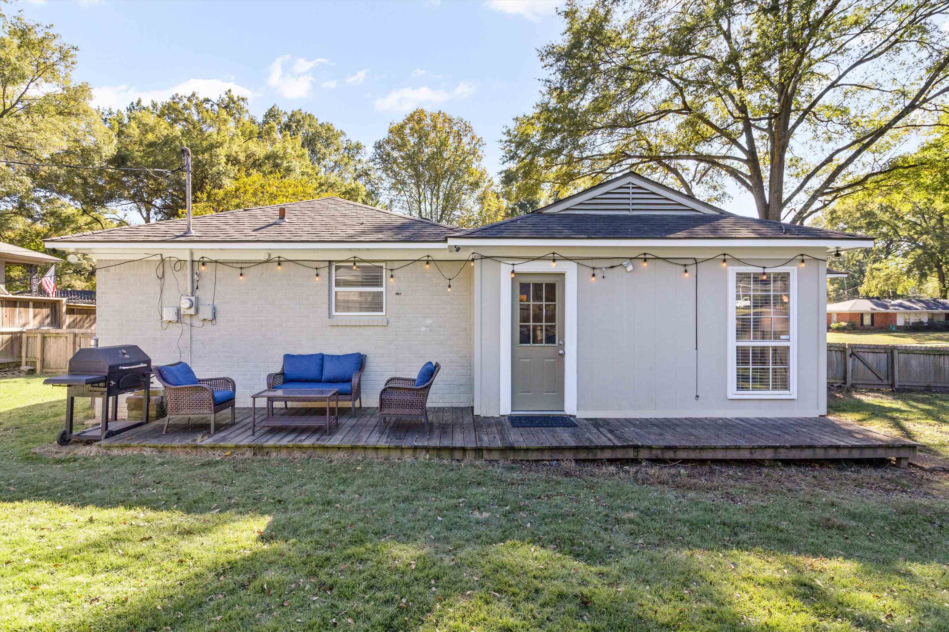 5022 Sea Isle Road Memphis, TN 38117 - Photo 25 of 28 a view of a house with backyard and sitting area