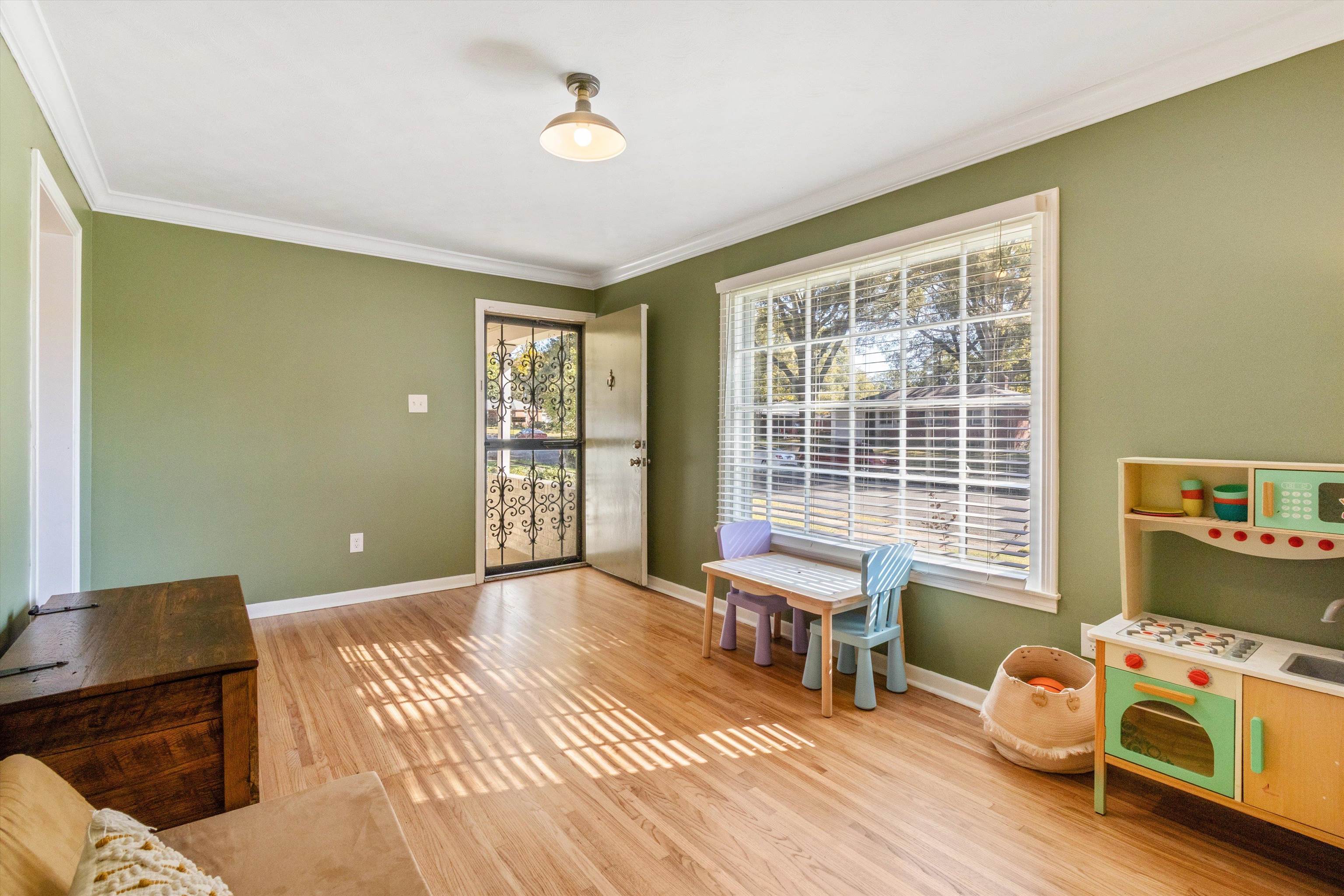 5022 Sea Isle Road Memphis, TN 38117 - Photo 5 of 28 a living room with furniture and a window