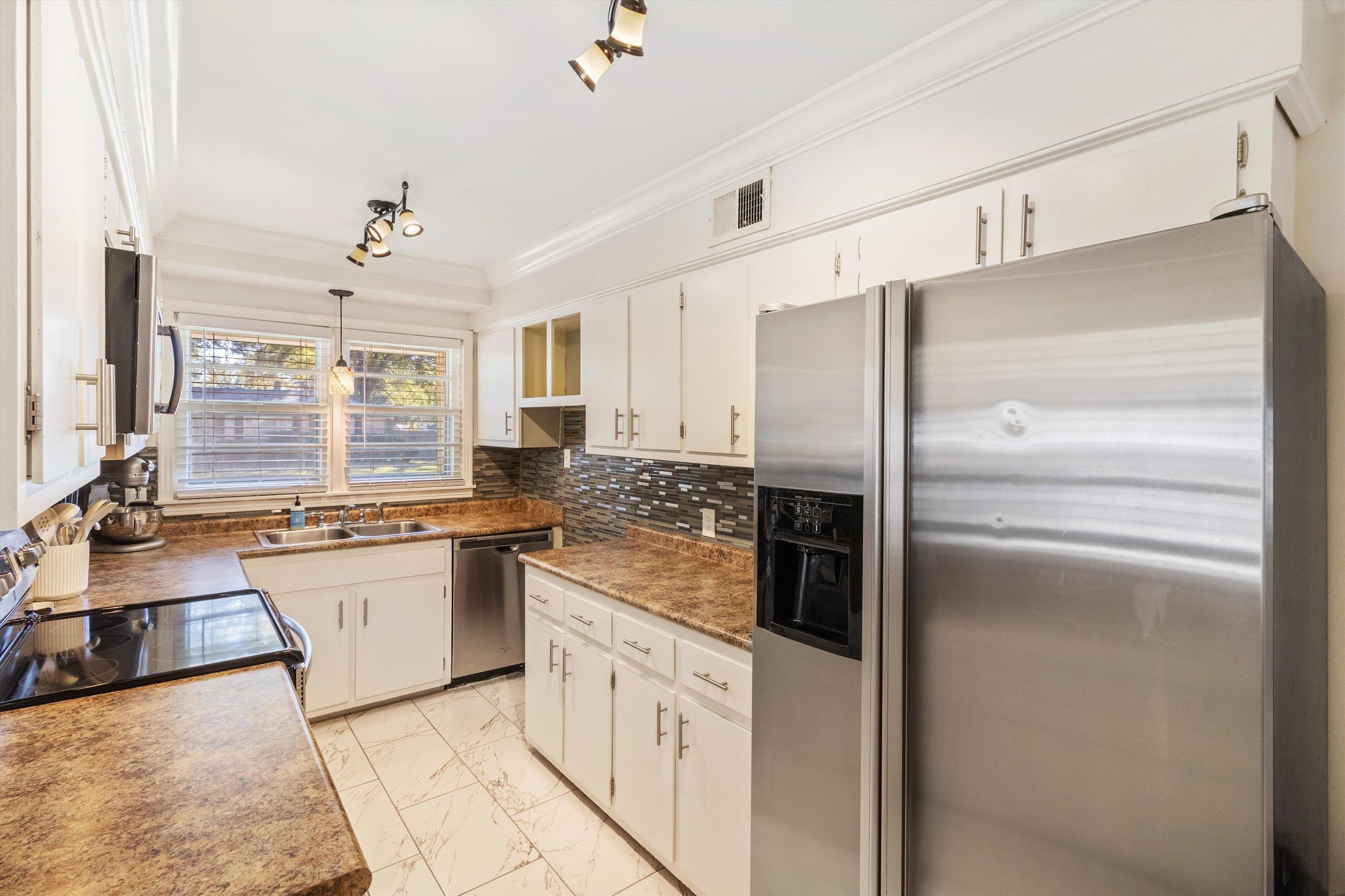 5022 Sea Isle Road Memphis, TN 38117 - Photo 8 of 28 a large kitchen with a stove a refrigerator and a sink
