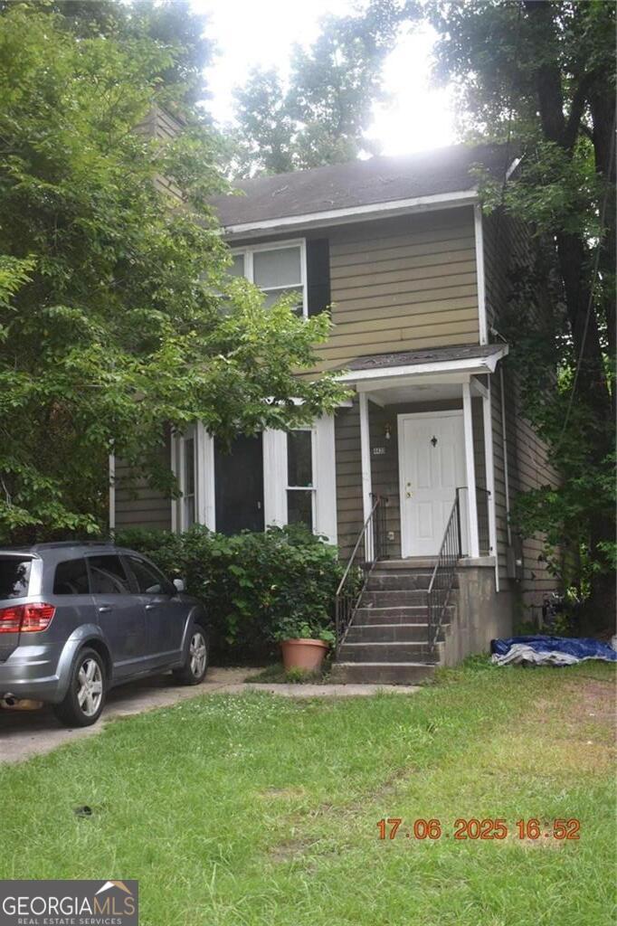 a view of a house with backyard