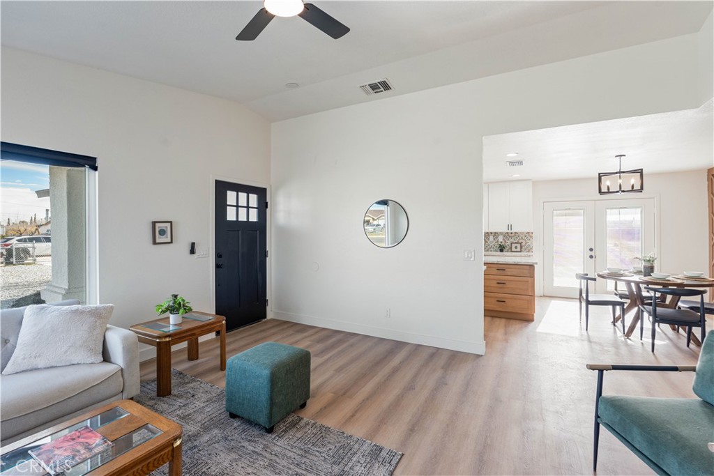 12850 Lakota Road Apple Valley, CA 92308 - Photo 11 of 45 Living Room