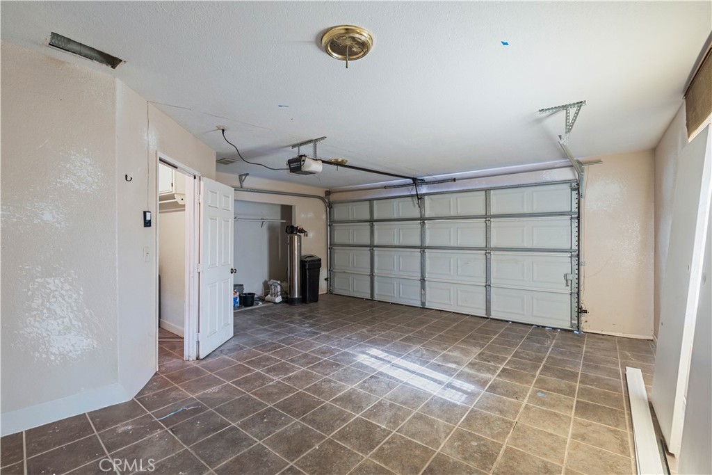 12850 Lakota Road Apple Valley, CA 92308 - Photo 24 of 45 Garage