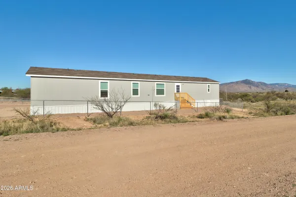 a view of back yard of the house