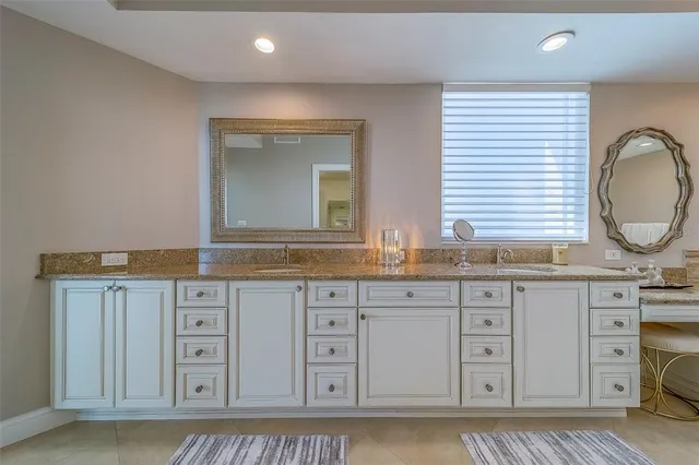 a view of entryway with a flower garden