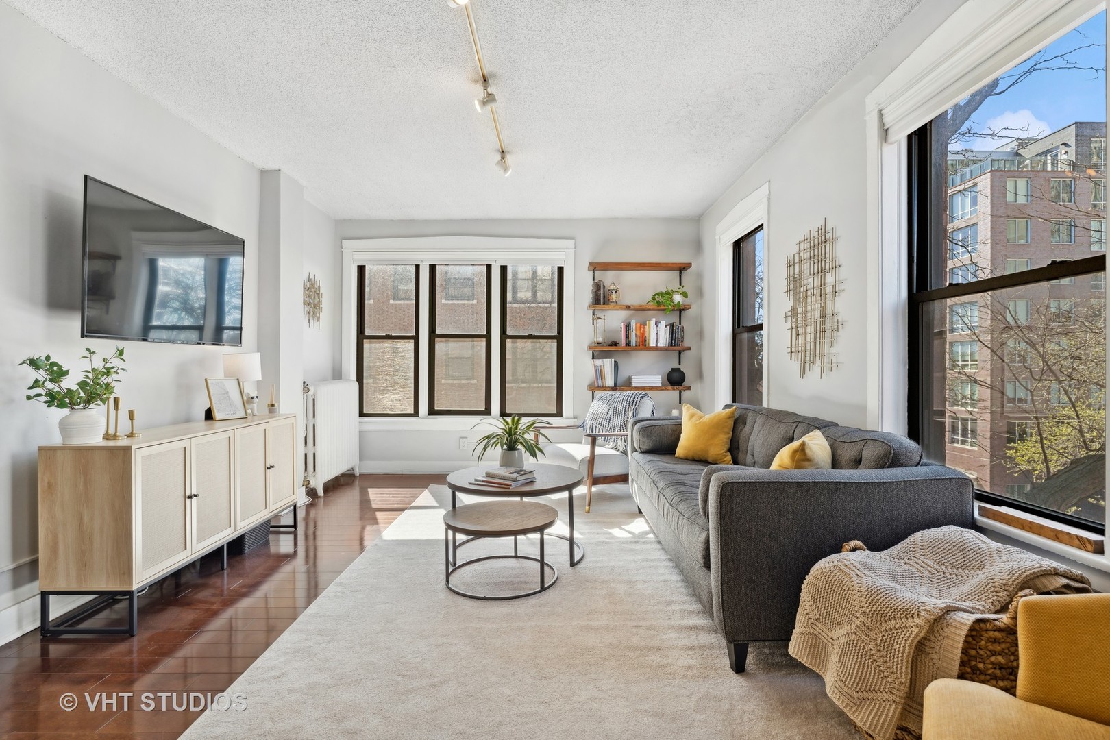 725 West Sheridan Road, Unit 501 Chicago, IL 60613 - Photo 2 of 11 a living room with furniture and a flat screen tv