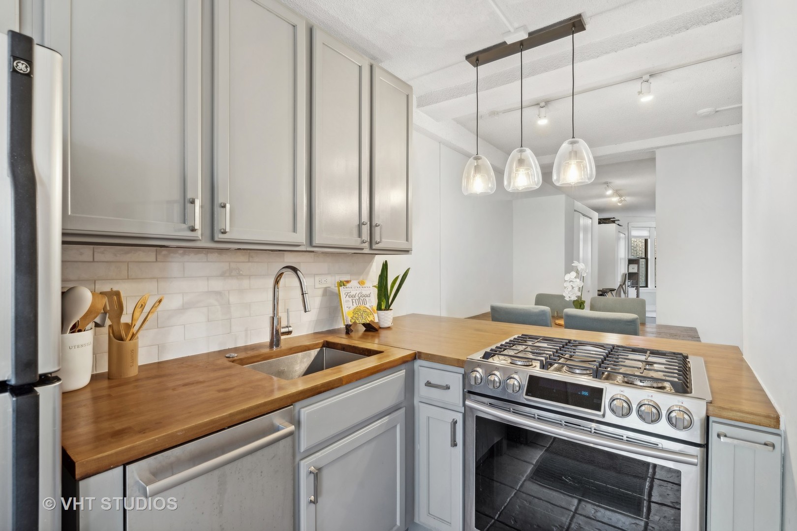 725 West Sheridan Road, Unit 501 Chicago, IL 60613 - Photo 5 of 11 a kitchen with a stove and a sink