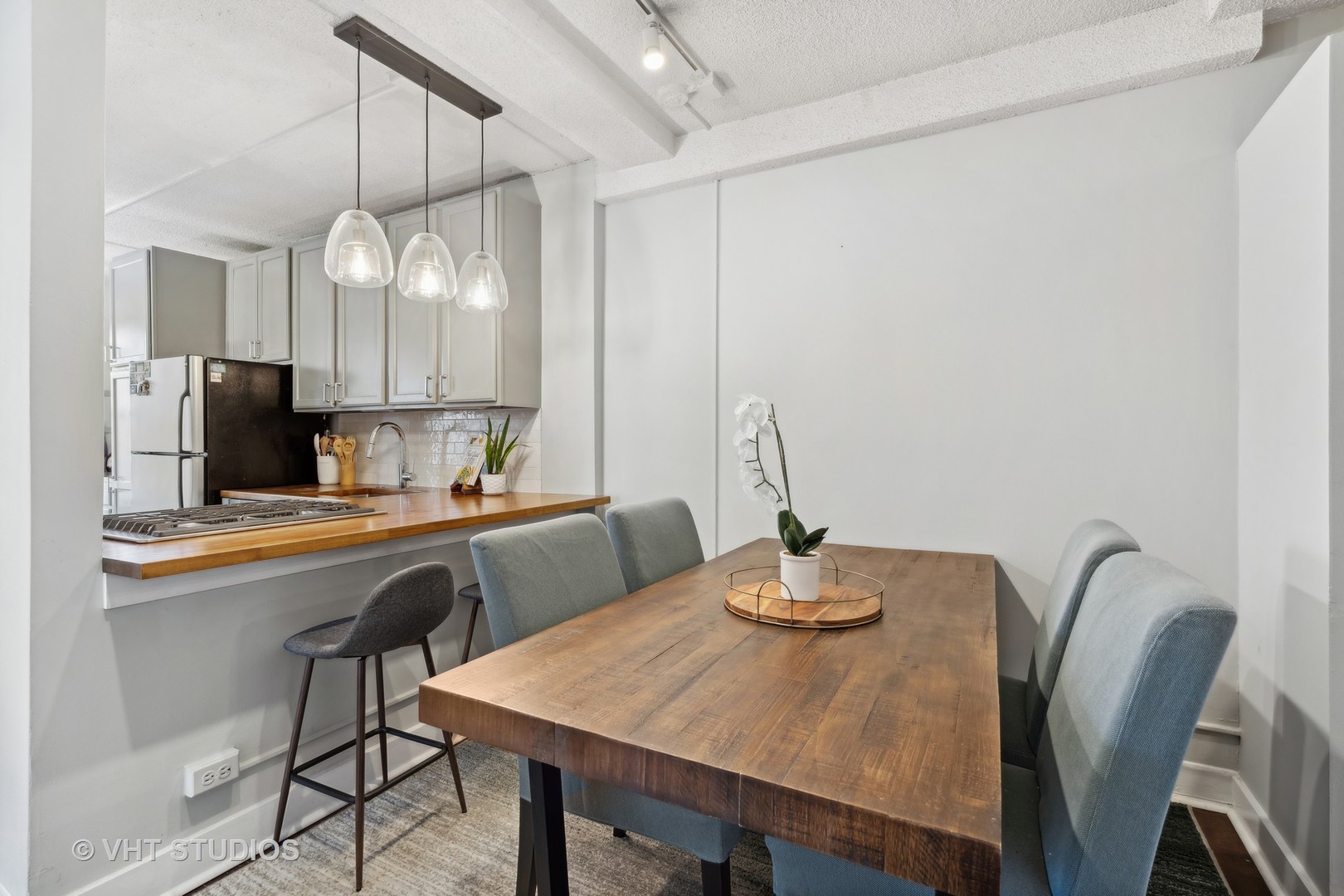 725 West Sheridan Road, Unit 501 Chicago, IL 60613 - Photo 7 of 11 a kitchen with a table and chairs in it