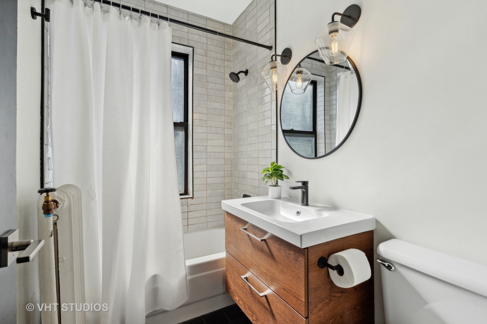 725 West Sheridan Road, Unit 501 Chicago, IL 60613 - Photo 9 of 11 a bathroom with a sink and a mirror