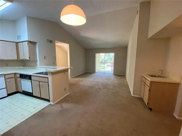 $1,600 | 7630 Westwood Drive, Unit 327, Tamarac, FL 33321