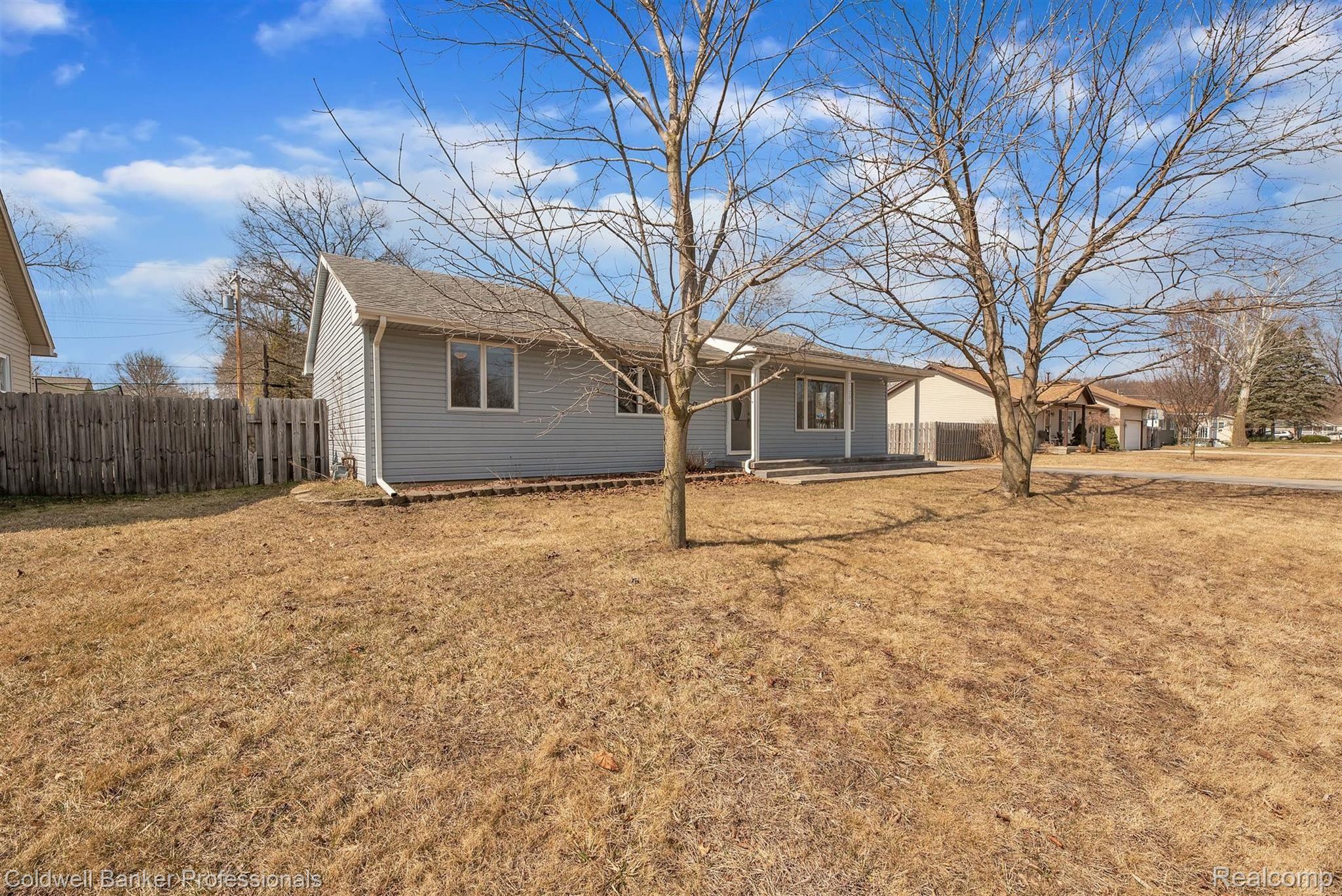 21206 Isabelle Street Romulus, MI 48174 - Photo 2 of 31 Large Front Yard
