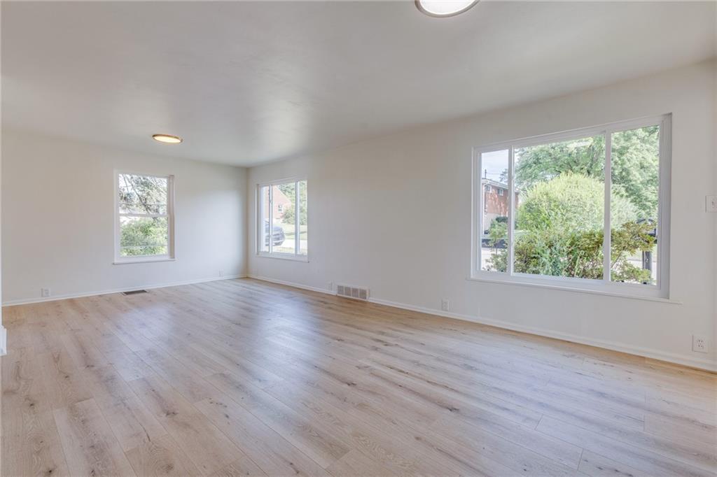 533 Center Hill Road Pittsburgh, PA 15239 - Photo 5 of 31