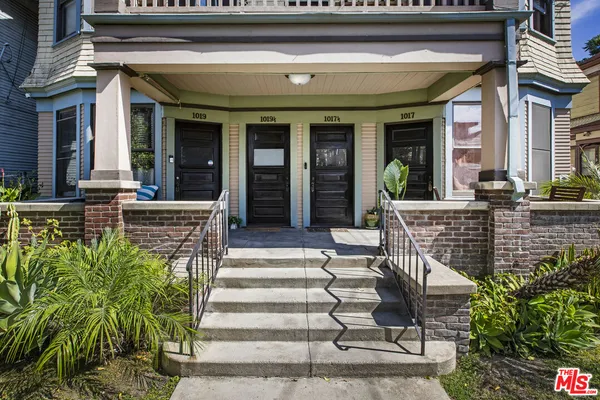 a view of entryway front of house