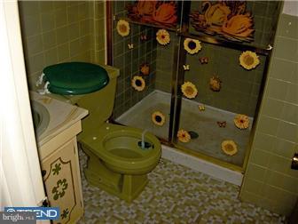 857 Selmer Road Philadelphia, PA 19116 - Photo 4 of 8 Bathroom