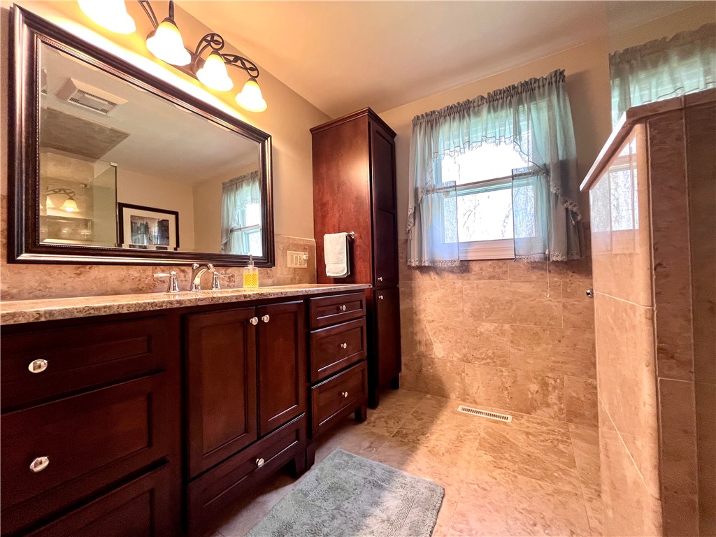 280 Pippin Orchard Road Cranston, RI 02921 - Photo 15 of 39 Updated custom full bath