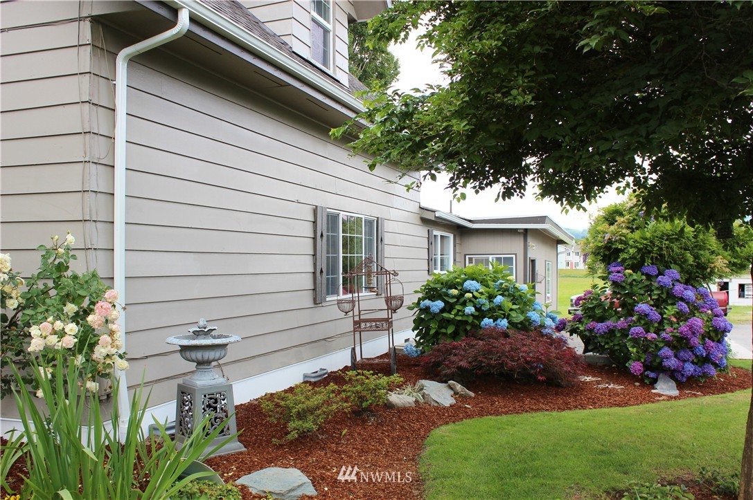 302 South Gardner Road Burlington, WA 98233 - Photo 3 of 23 Gallery Image 3