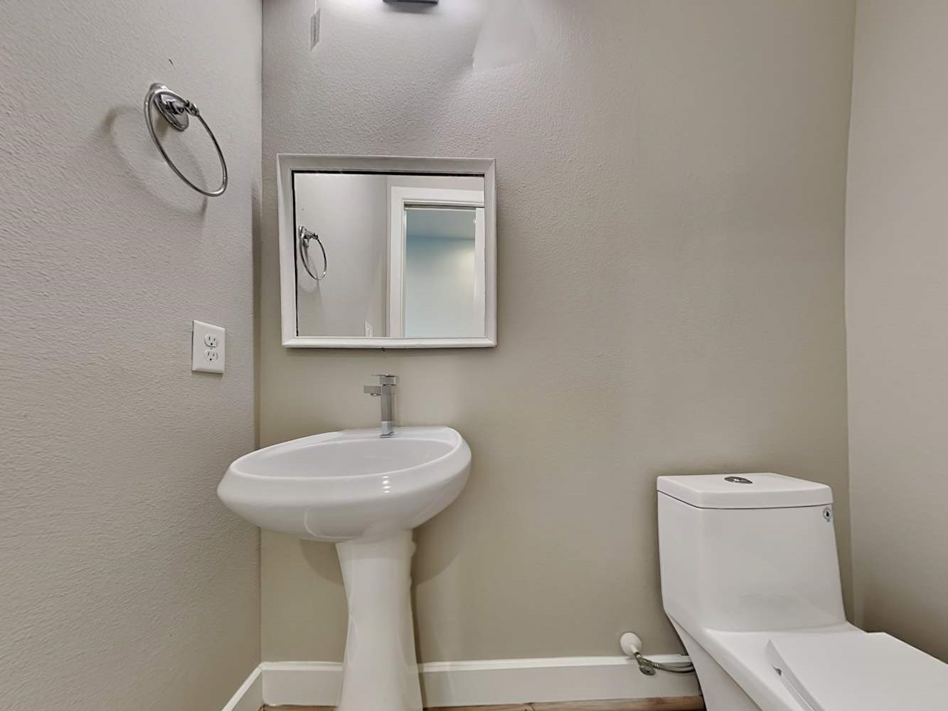 6347 Paddington Bend Drive Houston, TX 77008 - Photo 14 of 14 a bathroom with a toilet sink and mirror