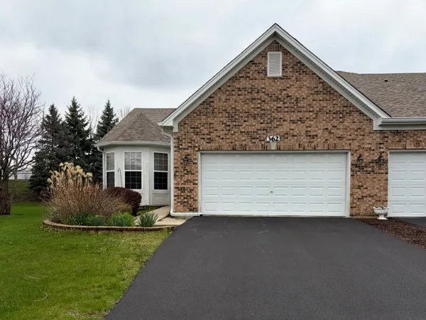 $400,000 | 362 Woodhill Drive, Carol Stream, IL 60188