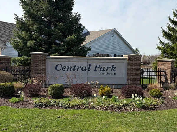 $400,000 | 362 Woodhill Drive, Carol Stream, IL 60188