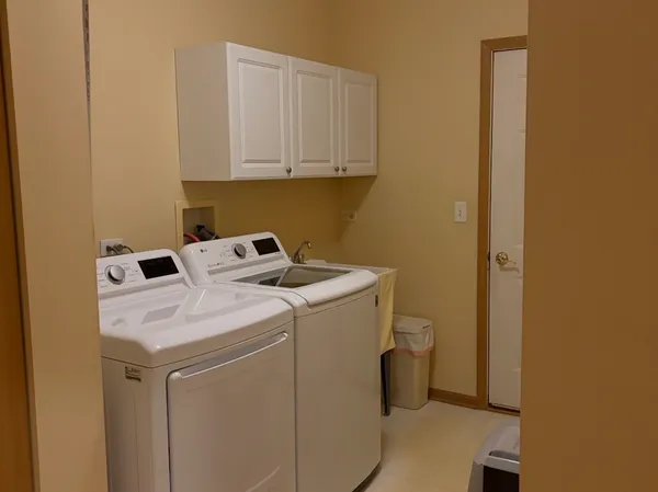 $400,000 | 362 Woodhill Drive, Carol Stream, IL 60188