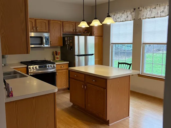 $400,000 | 362 Woodhill Drive, Carol Stream, IL 60188