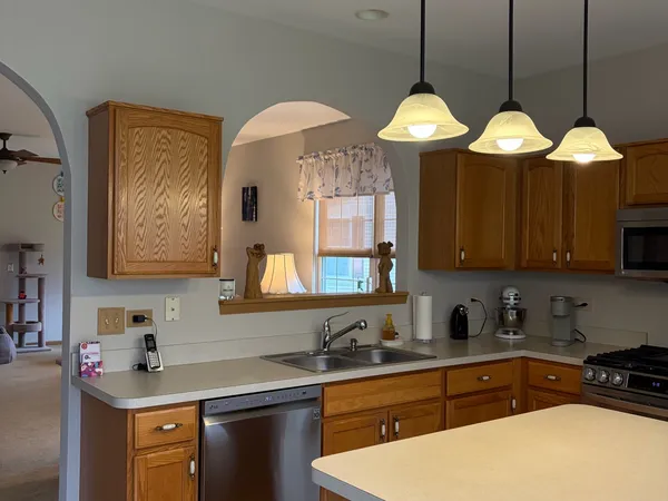 $400,000 | 362 Woodhill Drive, Carol Stream, IL 60188