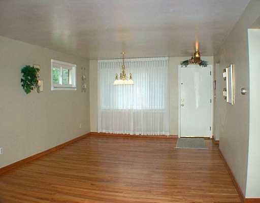 513 Lindsay Road Carnegie, PA 15106 - Photo 3 of 8 Living Room.