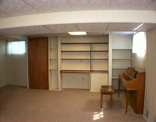513 Lindsay Road Carnegie, PA 15106 - Photo 7 of 8 Den/Family/Great Room.