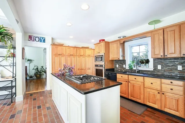 $814,900 | 278 Slocum Road, Dartmouth, MA 02747