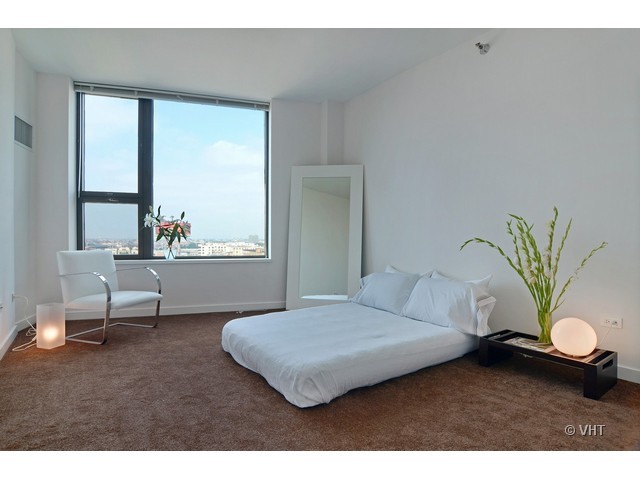 501 North Clinton Street, Unit 1105 Chicago, IL 60654 - Photo 13 of 15 a living room with furniture and a potted plant
