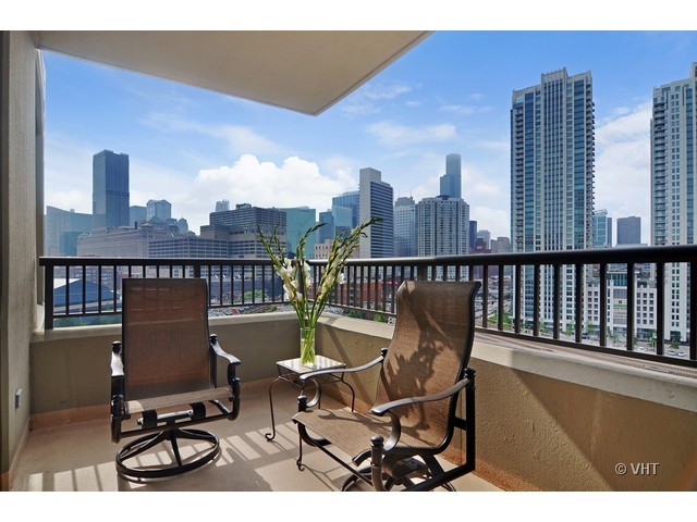 501 North Clinton Street, Unit 1105 Chicago, IL 60654 - Photo 15 of 15 a view of a terrace with sitting area