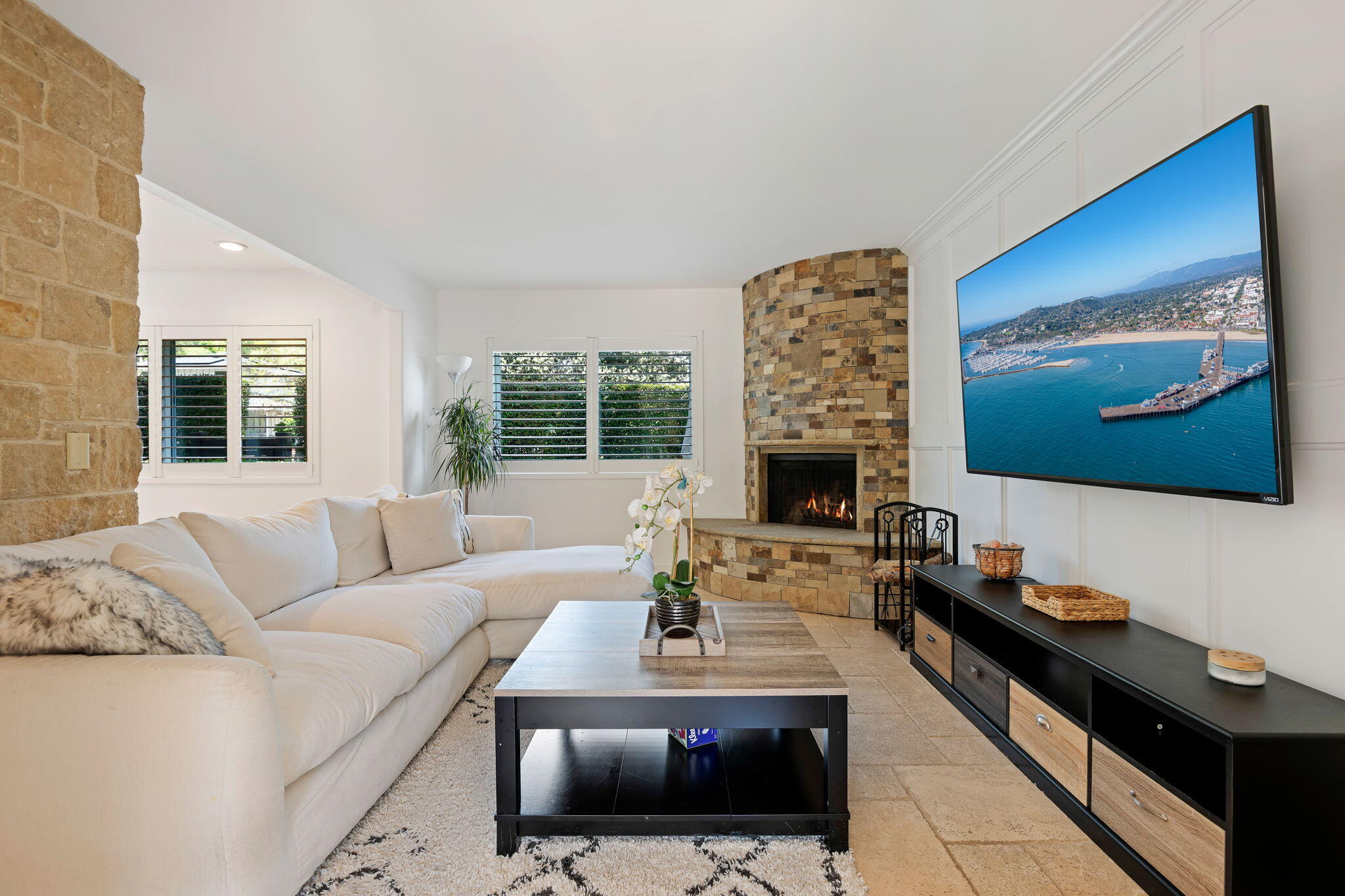 809 Willowglen Road Santa Barbara, CA 93105 - Photo 21 of 50 Family Room